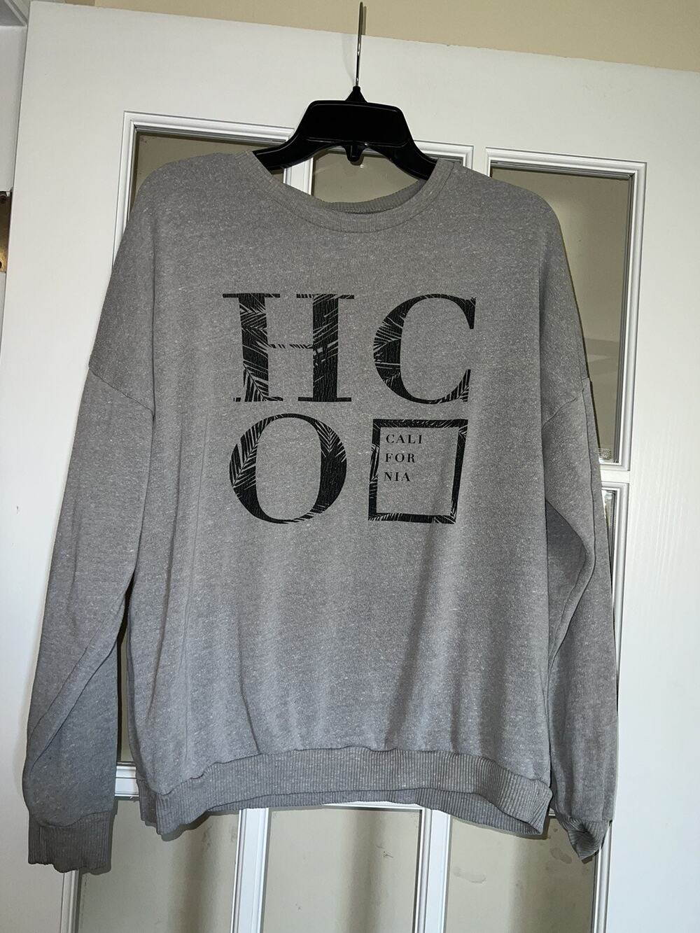 Hollister Women’s grey long sleeved crewneck california print medium comfy Y2K
